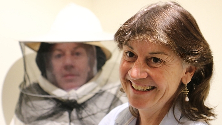 Anlässlich der Vernissage der Ausstellung «Mit und ohne Schleier» in der KommBox in Aeugst, erzählte die Imkerin Yvonne mit viel Begeisterung und Fachwissen über das Leben von Bienenvölkern. (Bild Regula Zellweger)