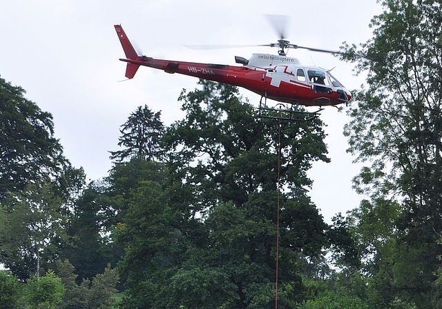 Die Wasserrohre werden in Position geflogen und sogleich montiert.<em> (Bild tst.)</em>