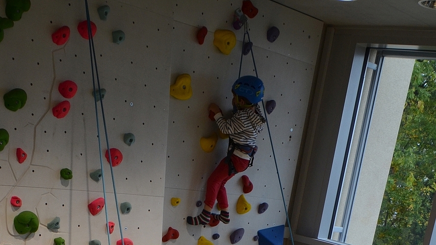 Besonders beliebt bei den jungen Gästen: Die Indoor- Kletterwand im neuen Therapietrakt Mäxi. Besonders beliebt bei den jungen Gästen: Die Indoor- Kletterwand im neuen Therapietrakt Mäxi.