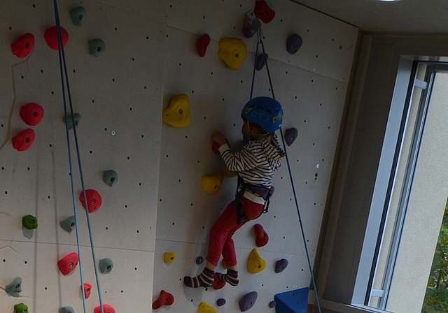 Besonders beliebt bei den jungen Gästen: Die Indoor- Kletterwand im neuen Therapietrakt Mäxi.