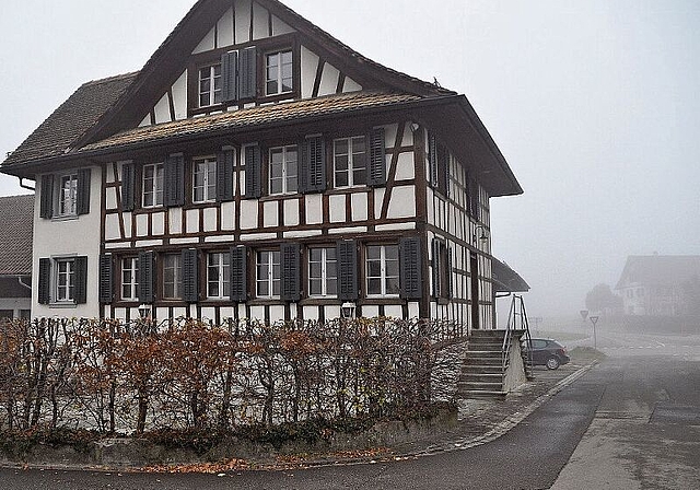 Das ehemalige Gasthaus Pöschtli ist als Einfamilienhaus vermietet. Das Gebäude wird nicht umgenutzt, aber saniert. Für dieses Teilprojekt werden keine Mittel aus dem Lotteriefonds beansprucht. (Archivbild Werner Schneiter)
