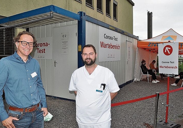 Ivan Jocic, Leiter des Covid-Testcenters am Spital Affoltern (rechts), und Reto Schegg, Leiter des Impfzentrums im «Holiday Inn», wo ab nächster Woche ebenfalls PCR- und Schnelltests möglich sind. (Bild Werner Schneiter)
