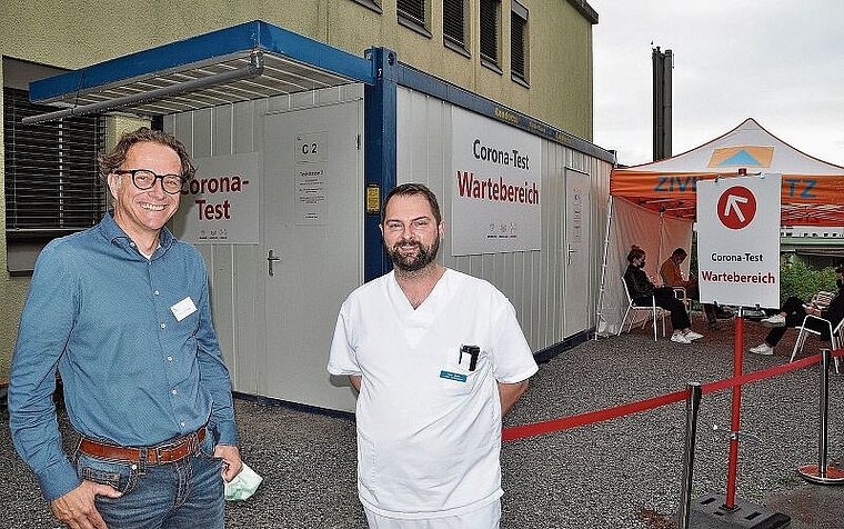 Ivan Jocic, Leiter des Covid-Testcenters am Spital Affoltern (rechts), und Reto Schegg, Leiter des Impfzentrums im «Holiday Inn», wo ab nächster Woche ebenfalls PCR- und Schnelltests möglich sind. (Bild Werner Schneiter)