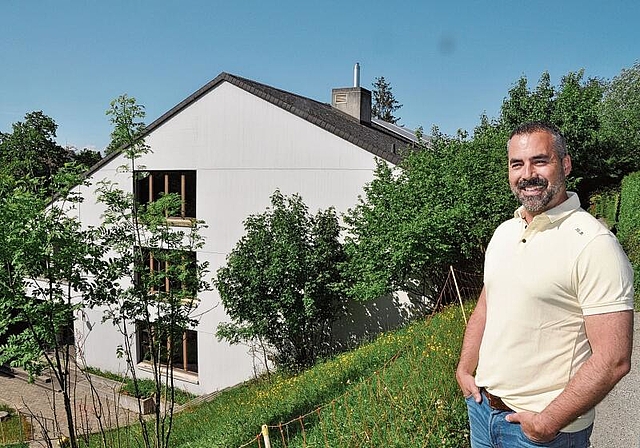 Freut sich auf ein saniertes Schulhaus mit neuer Fotovoltaikanlage: Schulpräsident Ursin Dosch. (Bild Werner Schneiter)
