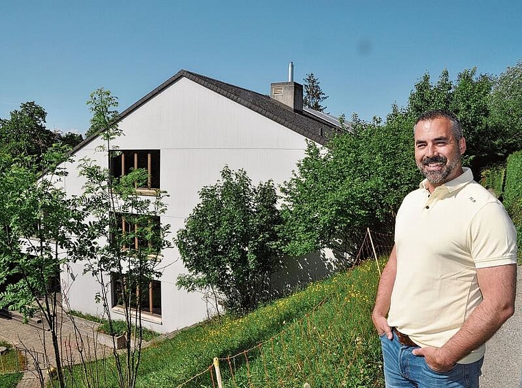 Freut sich auf ein saniertes Schulhaus mit neuer Fotovoltaikanlage: Schulpräsident Ursin Dosch. (Bild Werner Schneiter)