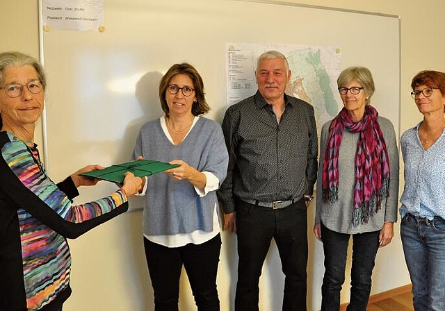 Übergabe der Petition mit 350 Unterschriften (von links): Ruth Meier, Gemeindepräsidentin Gaby Noser Fanger, Sicherheitsvorstand Hans Hanselmann, Esther Hunziker und Esther Moser.