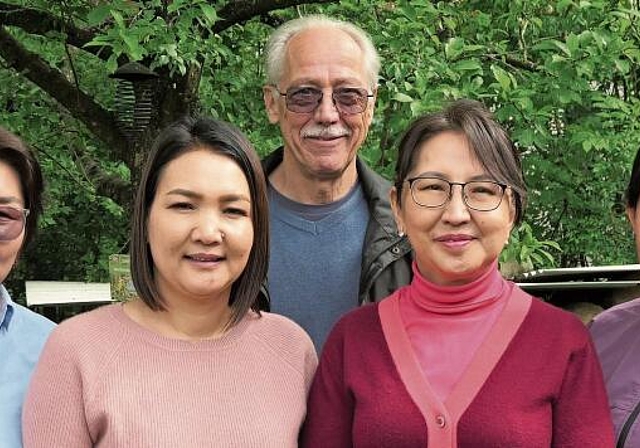 Die Delegation aus der Mongolei mit Rolf Keller, dem Organisator der «Bildungswoche für Bildungsverantwortliche», freute sich am vergangenen Sonntag auf den Ausflug auf die Rigi. (Bild Regula Zellweger)
