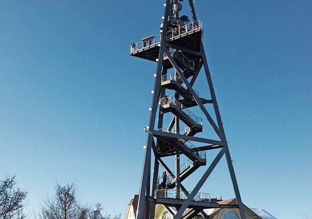 Mit dem ZVV-Ferienpass geht es unter anderem auch kostenlos 
auf den Aussichtsturm auf dem Üetliberg. (Archivbild)