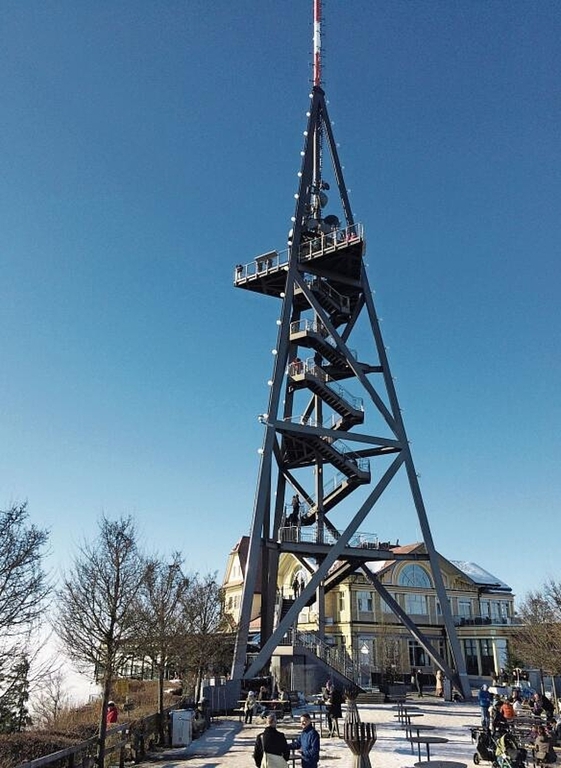 Mit dem ZVV-Ferienpass geht es unter anderem auch kostenlos 
auf den Aussichtsturm auf dem Üetliberg. (Archivbild)