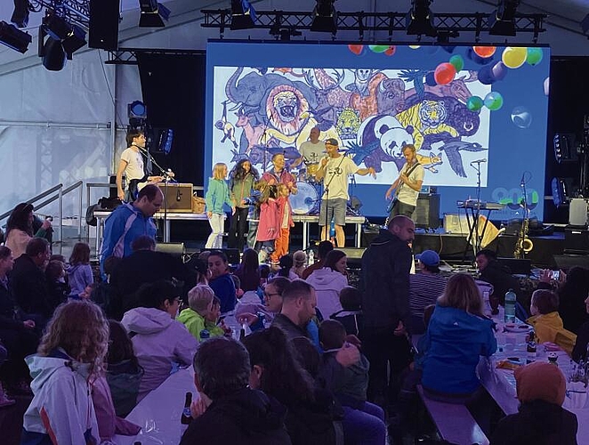 Am Samstagnachmittag füllte sich das Festzelt. Mättu &amp; Schnuder Buebe begeisterten die Kinder und Erwachsenen.