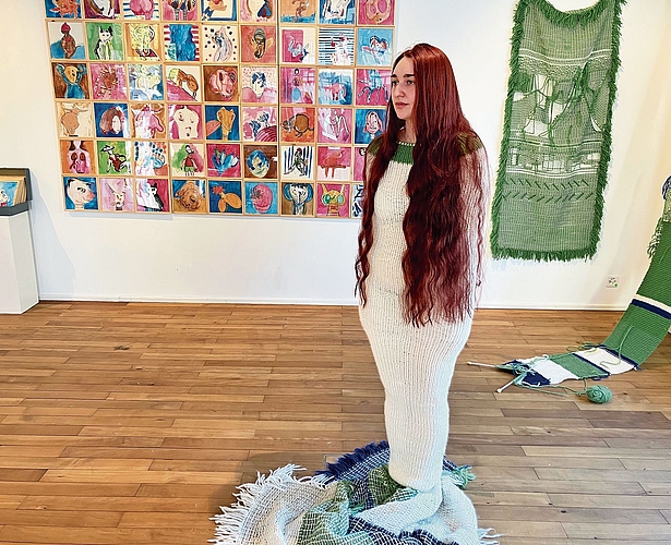Lebende Teppichperformance an der Vernissage. (Bilder Marianne Voss)