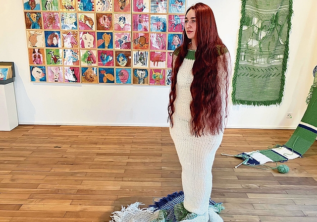 Lebende Teppichperformance an der Vernissage. (Bilder Marianne Voss)