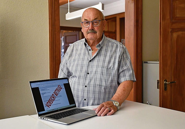 Peter Ackermann (80) aus Affoltern wurde beinahe Opfer eines E-Mail-Betrugs. (Bild Livia Häberling)