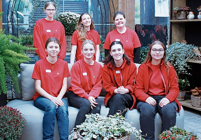 Stehend von links: Noa Hug, Ramona Küng (Mitinhaberin des Gartencenters) und Marilena Matter. Sitzend von links: Elena Sachs, Luana Buchli, Selina Schlegel und Shaina Gehrig. (Bild Deviprasad Rao)