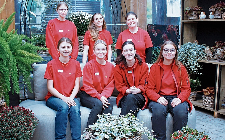 Stehend von links: Noa Hug, Ramona Küng (Mitinhaberin des Gartencenters) und Marilena Matter. Sitzend von links: Elena Sachs, Luana Buchli, Selina Schlegel und Shaina Gehrig. (Bild Deviprasad Rao)