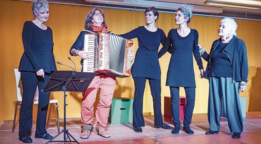 Sängerin und Bühnenaktivistin Olga Tucek ergänzte das Playbacktheater Bumerang optimal. Von links: Gabriele Kaes, Olga Tucek, Manu Kleiner, Esther Tobler und Fra Zeller.