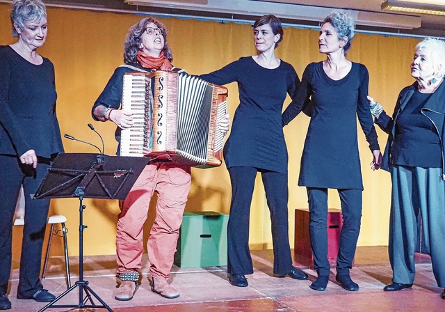 Sängerin und Bühnenaktivistin Olga Tucek ergänzte das Playbacktheater Bumerang optimal. Von links: Gabriele Kaes, Olga Tucek, Manu Kleiner, Esther Tobler und Fra Zeller.