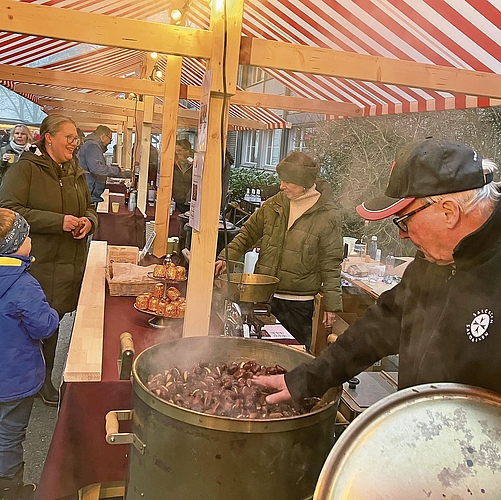 Nik Egger ist seit Anbeginn der Marronimann am Weisbrod-Markt. Nik Egger ist seit Anbeginn der Marronimann am Weisbrod-Markt.