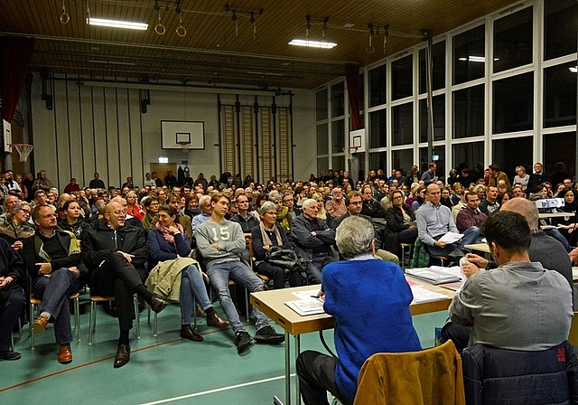 Volles Haus an der Rifferswiler Gemeindeversammlung am Mittwochabend, die wegen des Grossandrangs in der Turnhalle der Primarschule stattfand. (Bild Martin Platter)