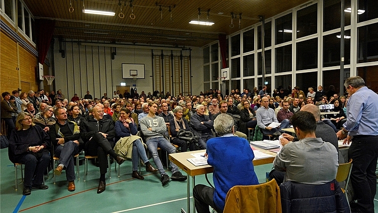 Volles Haus an der Rifferswiler Gemeindeversammlung am Mittwochabend, die wegen des Grossandrangs in der Turnhalle der Primarschule stattfand. (Bild Martin Platter)