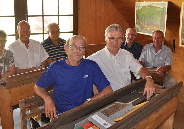 IG-Mitglieder setzten sich an der Finissage im Dorfmuseum in die alten Schulbänke. Vorne: Jean-Pierre Wenger (l.) und Beni Federer. Hinten links: Hanni Mohr, Werner Baur (Mitte) und Peter Büchi. Rechts hinten: Hans Huber (links) und Alfred Suter. N