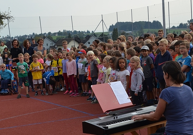 Mit einem eigens für den Anlass getexteten Lied feierten die Primarschüler ihren neuen Sportplatz. (Bilder Thomas Stöckli)