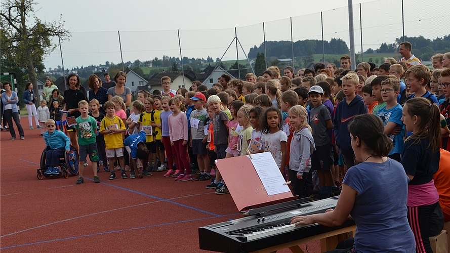 Mit einem eigens für den Anlass getexteten Lied feierten die Primarschüler ihren neuen Sportplatz. (Bilder Thomas Stöckli)
