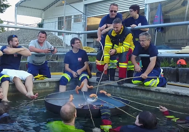 Die Feuerwehr Knonaueramt Süd zelebriert ihr Grillfest im «Jumpin»-Pool. <em>(Bild zvg.)</em>