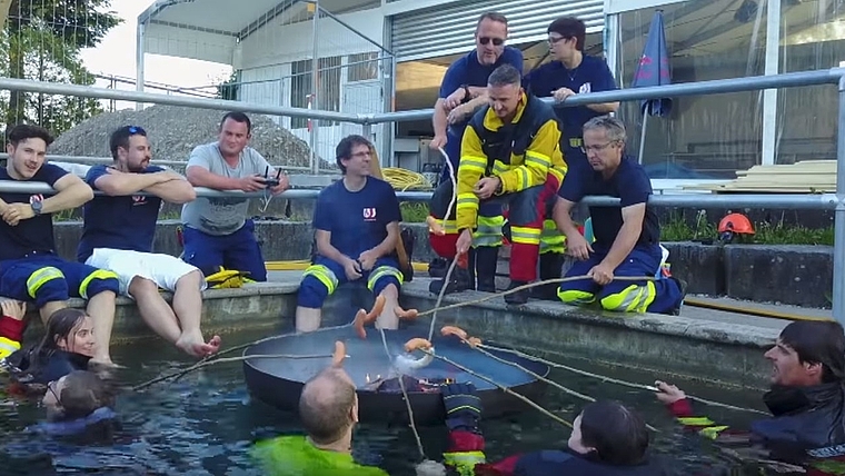 Die Feuerwehr Knonaueramt Süd zelebriert ihr Grillfest im «Jumpin»-Pool. <em>(Bild zvg.)</em>
