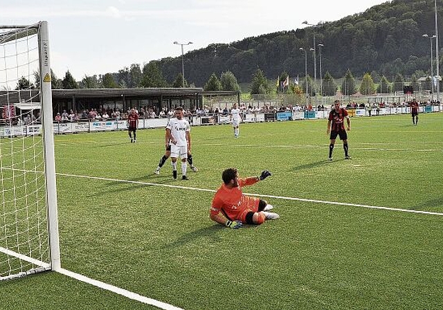 WBs Miljkovic (ganz rechts) überwindet Kosova-Keeper Lazraj zum 1:0, kurz darauf schoss er ein Traumtor. (Bild Kaspar Köchli)