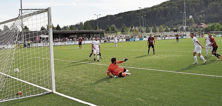 WBs Miljkovic (ganz rechts) überwindet Kosova-Keeper Lazraj zum 1:0, kurz darauf schoss er ein Traumtor. (Bild Kaspar Köchli)