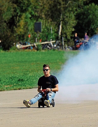 Männer und ihre Spielzeuge: Mit dem düsen-
getriebenen Bobbycar auf dem Flugfeld.