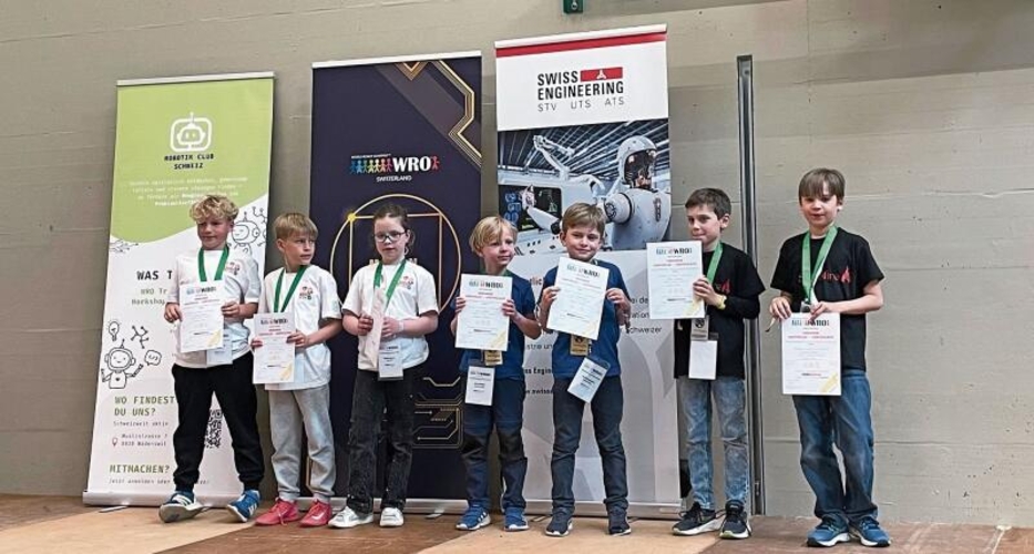 In der Kategorie Elementary erreichten zwei Aeugster Teams die gleiche Punktezahl. Zeitlich unterschieden sie sich um 
acht Sekunden. (Bilder Sandra Isabél Claus)