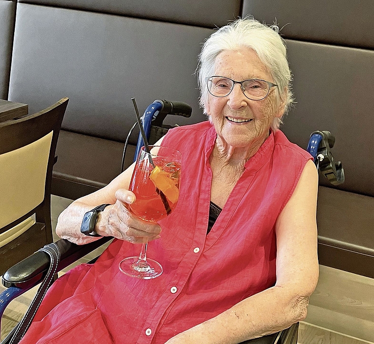 Margrith Heeb geniesst gerne einen alkoholfreien Apérol. (Bild Marianne Voss)