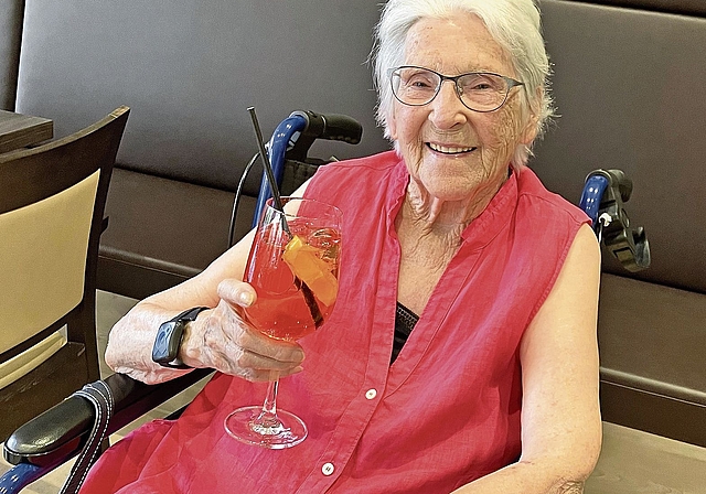 Margrith Heeb geniesst gerne einen alkoholfreien Apérol. (Bild Marianne Voss)