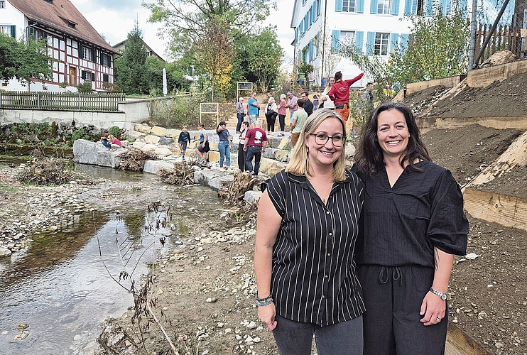 Freuen sich über den renaturierten Teil des Haselbachs: Schulpräsidentin Chantal Wetli (rechts) und Schulpflegerin Marina Bühlmann. (Bilder Werner Schneiter) Freuen sich über den renaturierten Teil des Haselbachs: Schulpräsidentin Chantal Wetli (rechts) und Schulpflegerin Marina Bühlmann. (Bilder Werner Schneiter)