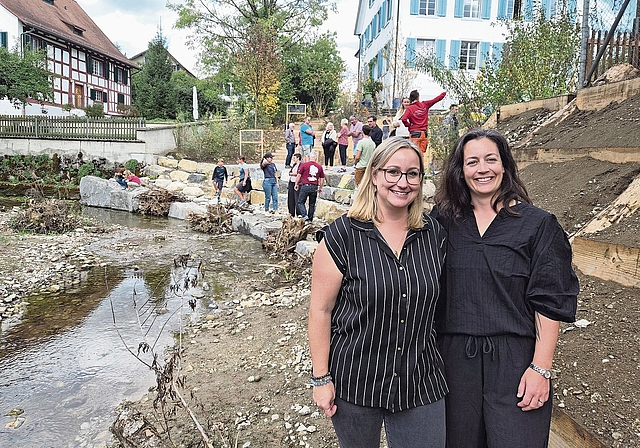 Freuen sich über den renaturierten Teil des Haselbachs: Schulpräsidentin Chantal Wetli (rechts) und Schulpflegerin Marina Bühlmann. (Bilder Werner Schneiter)