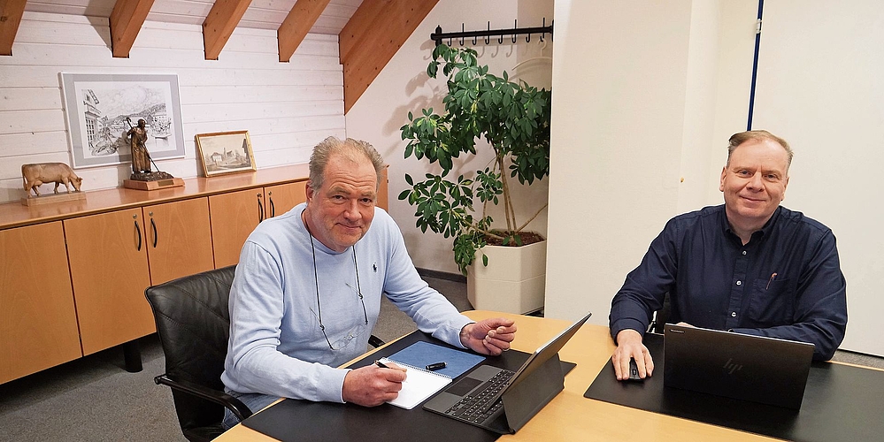 Starkes Team: Gemeindepräsident Reto Bernhard (links) und Gemeindeschreiber Roberto Brunelli. Aber natürlich wirken noch viele weitere Mitarbeitende im Hintergrund mit, dass der Laden läuft, und auch die anderen Gemeinderatsmitglieder geben stets ihr Bestes, dass es vorwärtsgeht in Stallikon. (Bild cle)