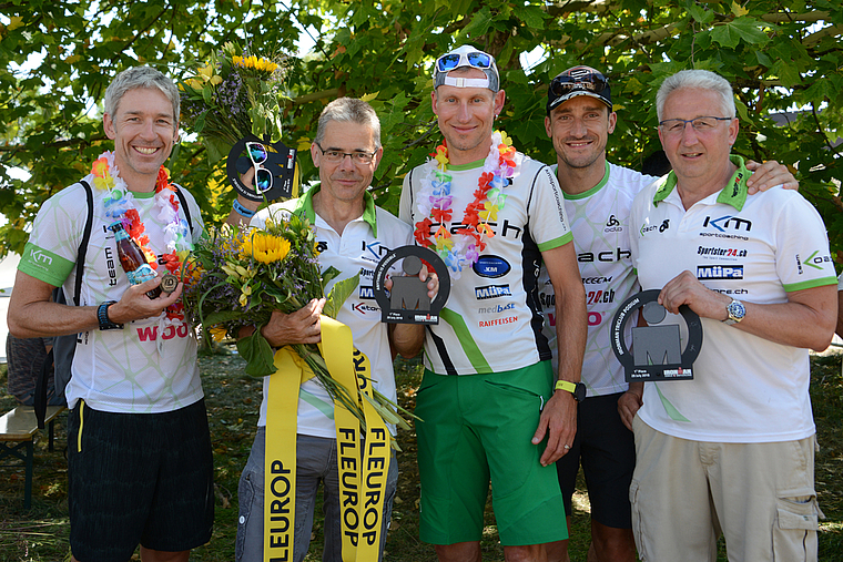 Coach Kurt Müller (rechts) mit der Trophäe des stärksten Teams. Neben ihm von links: Martin Welti (2. Altersklasseund Hawaii-Qualifikation), Bernhard Schneider (1., Verzicht auf Hawaii), André Weber (Hawaii-Qualifikation)und Roberto Weichelt. (Bi