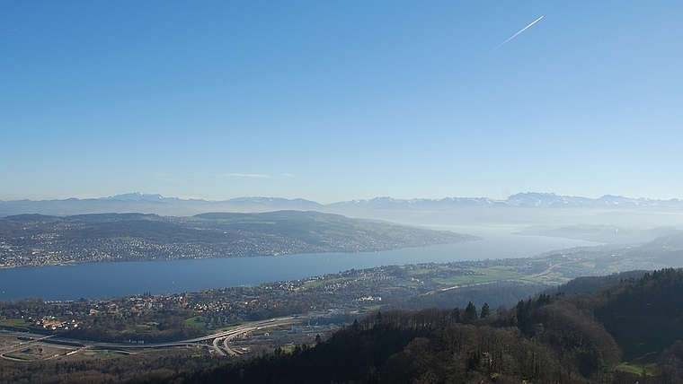 Bis ins 19. Jahrhundert waren Berge, Gewässer und Sümpfe mobilitätshemmende Hindernisse. Der Weg über den Albis zu Fuss war aber durchaus üblich und der Zürichsee war dank der Schifffahrt leichter zu überwinden als ein Fluss voller Untiefen wi
