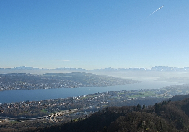 Bis ins 19. Jahrhundert waren Berge, Gewässer und Sümpfe mobilitätshemmende Hindernisse. Der Weg über den Albis zu Fuss war aber durchaus üblich und der Zürichsee war dank der Schifffahrt leichter zu überwinden als ein Fluss voller Untiefen wi
