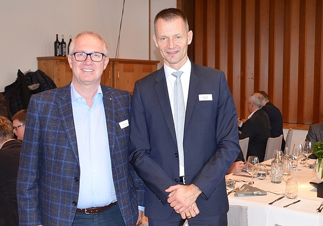 Am Arbeitslunch im «Schwiizer Pöschtli», Rifferswil: Dieter Greber (links), Präsident des Arbeitgeberverbands Bezirk Affoltern, und UBS-Chefökonom Daniel Kalt. (Bild Thomas Stöckli)