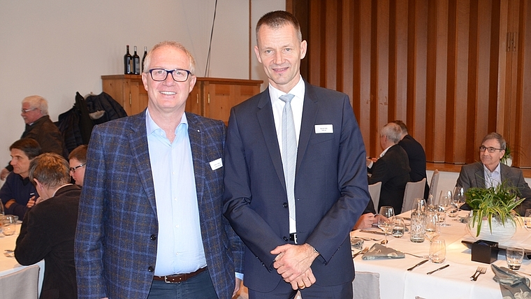 Am Arbeitslunch im «Schwiizer Pöschtli», Rifferswil: Dieter Greber (links), Präsident des Arbeitgeberverbands Bezirk Affoltern, und UBS-Chefökonom Daniel Kalt. (Bild Thomas Stöckli)