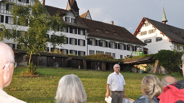 Gerhard Gysel, Präsident des Vereins Kloster Kappel, informiert auf einem Rundgang über die geplanten Massnahmen. (Bild Werner Schneiter)