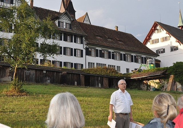 Gerhard Gysel, Präsident des Vereins Kloster Kappel, informiert auf einem Rundgang über die geplanten Massnahmen. (Bild Werner Schneiter)