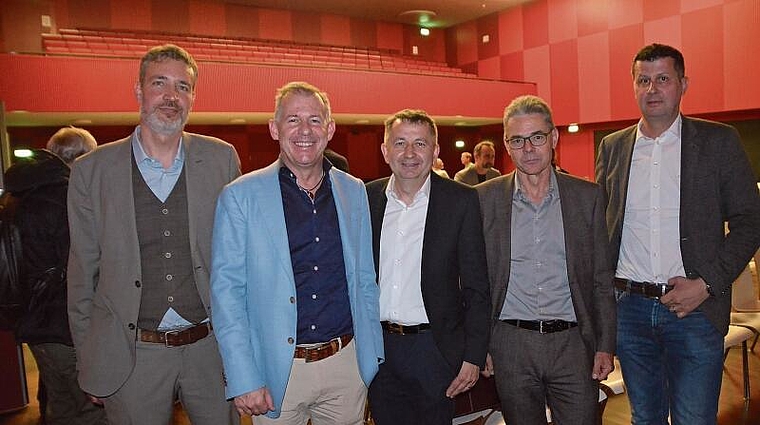 Sie vermittelten im Kasinosaal Affoltern Infos zur Spital-Zukunft aus erster Hand, von links: Jörg Gruber, Versorgungsplaner der kantonalen Gesundheitsdirektion, von der Spital AG Stefan Gyseler, VR-Präsident, und Lukas Rist, Direktor, Moderator
