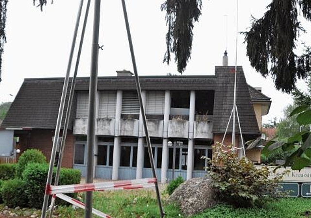Die Baugespanne für den Voi-Laden der Migros auf dem Areal des ehemaligen Restaurants Kreuzstrasse stehen, aber das Projekt ist noch durch Rekurse blockiert. Was auf dem übrigen Postareal realisiert wird, ist völlig offen. (Bild Werner Schneiter)
