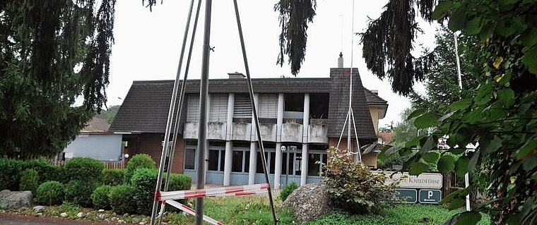 Die Baugespanne für den Voi-Laden der Migros auf dem Areal des ehemaligen Restaurants Kreuzstrasse stehen, aber das Projekt ist noch durch Rekurse blockiert. Was auf dem übrigen Postareal realisiert wird, ist völlig offen. (Bild Werner Schneiter)