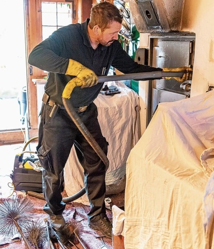 Schrubben, kratzen, wischen, saugen: der Obfelder Kaminfeger Rolf Zimmermann beim Reinigen eines Holzofens. (Bilder Daniel Vaia)