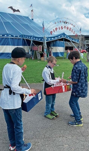 Süsses direkt vom Bauchladen der jungen Herren ist beliebt.